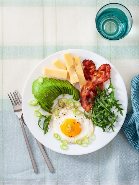 건강한 케토 아침 식사 : 계란, 아보카도, 치즈, 베이컨