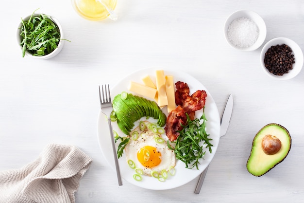 Sana colazione cheto. uovo, avocado, formaggio, pancetta