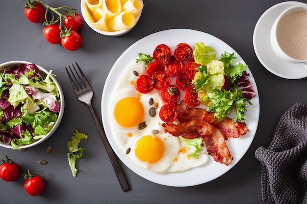 Sana colazione cheto dietetica: uova, pomodori, foglie di insalata e pancetta