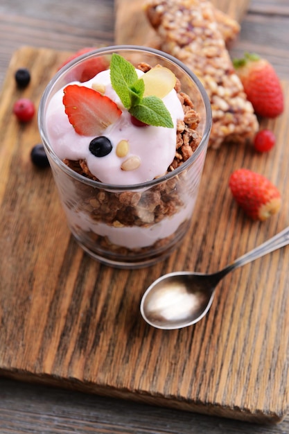 Фото Здоровый многослойный десерт с мюсли и ягодами на столе