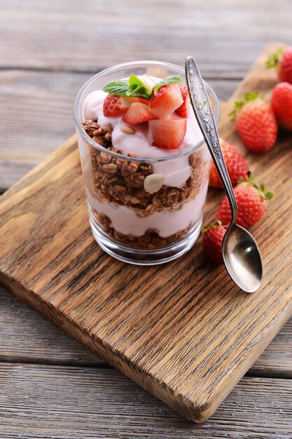 Photo healthy layered dessert with muesli and berries on table