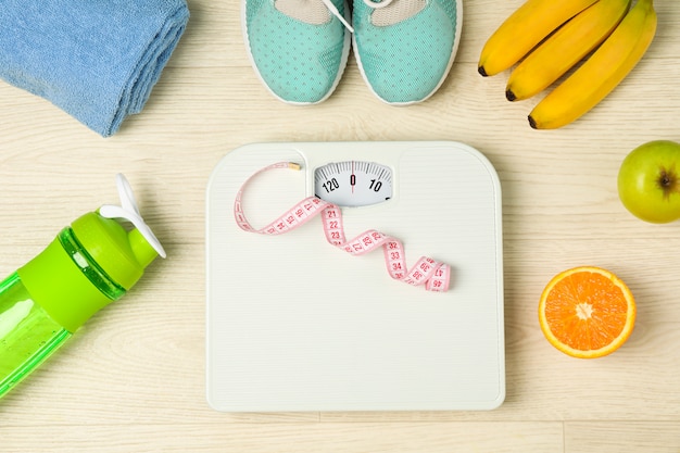 Accessori di stile di vita sano su sfondo bianco, vista dall'alto