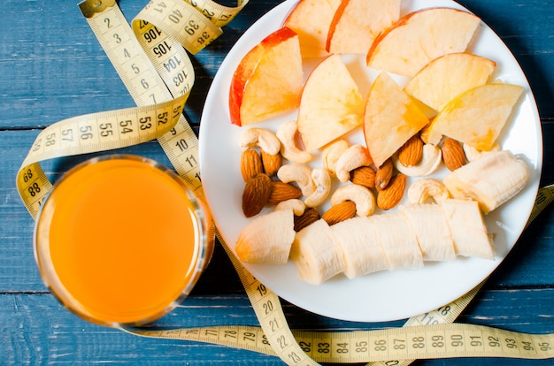 Фото Здоровый образ жизни. яблочный и апельсиновый сок на деревянном столе
