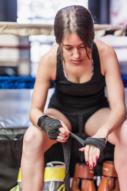 건강한 라이프 스타일의 결심과 무술, MMA 또는 키크박싱에 대한 동기 부여 여성 보호 장비를 착용합니다.