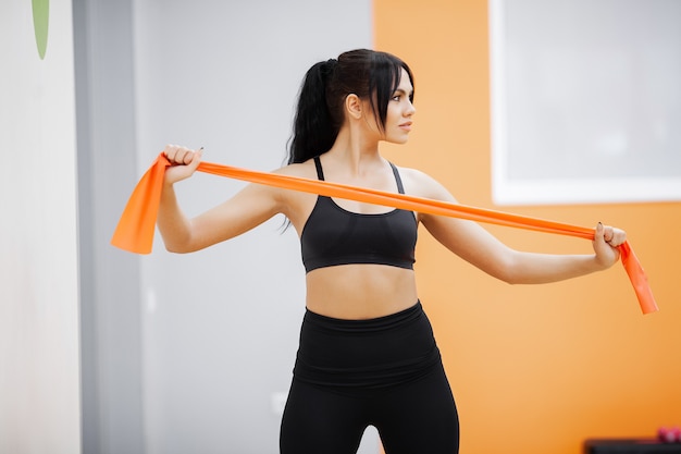 Здоровый образ жизни, Фитнес женщина делает упражнения в тренажерном зале