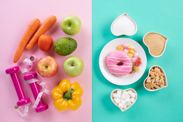 Foto stile di vita sano, cibo e concetto di sport su pastello.