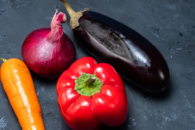 Uno stile di vita sano di verdure, melanzane, peperoni, cipolle e carote