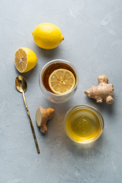 Photo healthy living herbal tea lemon honey tea with ginger root on a grey surface