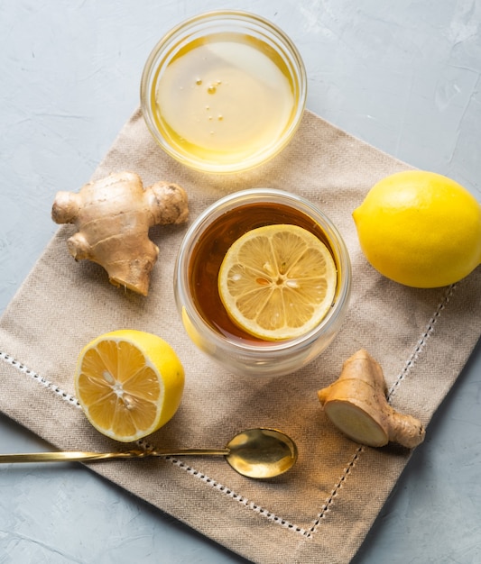 Photo healthy living herbal tea lemon honey tea with ginger root on a grey surface