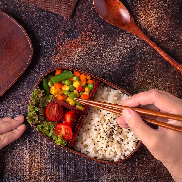 Pranzo sano in bento box giapponese in legno