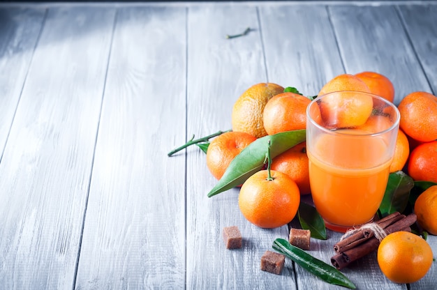 Здоровый мандариновый сок на деревянном столе