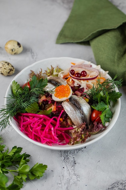 Здоровая еда и белая тарелка с жареным лососем со шпинатом и салатом в тарелке на столе