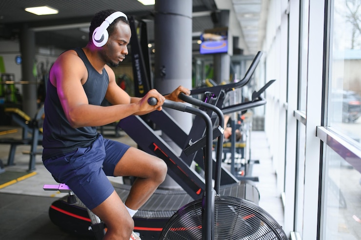Photo healthy men on gym bike