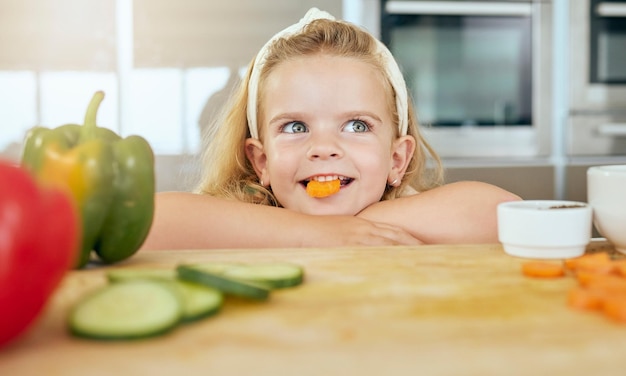 Здоровое питание и хорошее самочувствие ребенка при приготовлении здоровой еды на семейной домашней кухне Овощная еда и употребление овощей в доме для диеты и витамины для сбалансированного ужина или обеда
