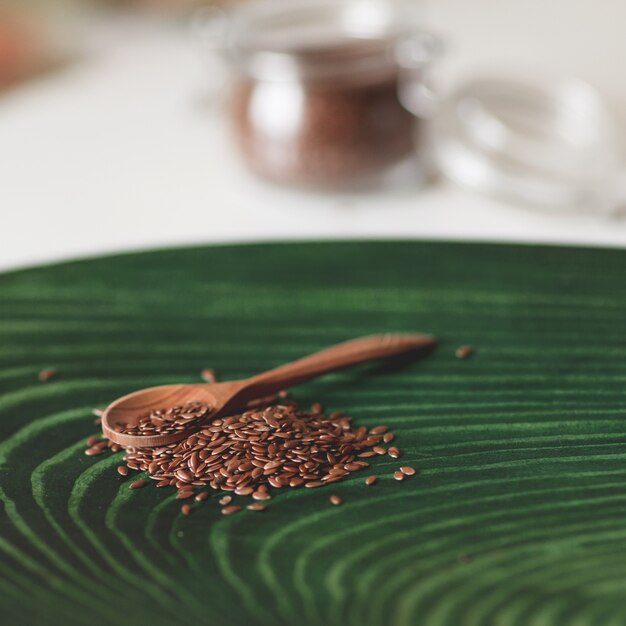 Foto nutrizione sana dei semi di lino in un cucchiaio di legno. primo piano dell'alimento biologico vegano.