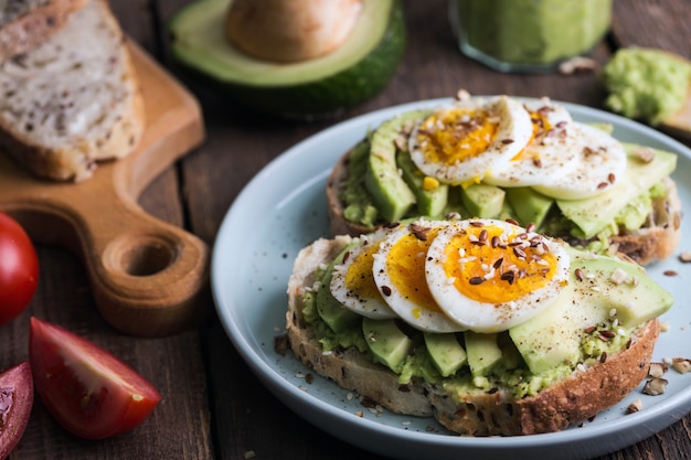 건강한 영양과 가벼운 아침 식사 - 아보카도와 계란을 곁들인 토스트