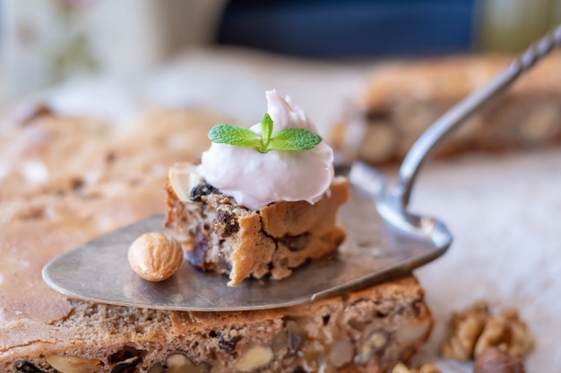 Sana colazione nutriente con pane alle noci fatto in casa.