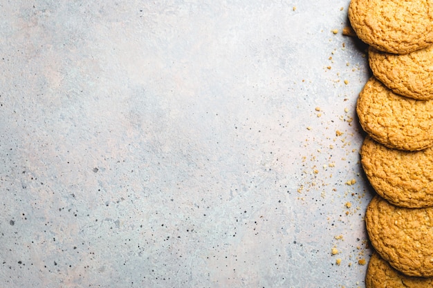 Foto biscotti di farina d'avena sani su uno sfondo grigio