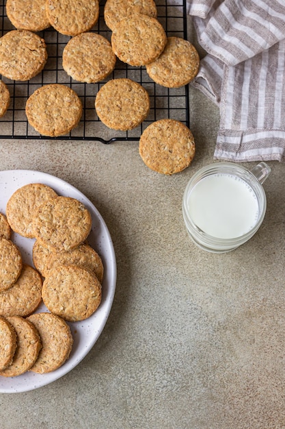 Photo healthy oatmeal cookies with cereals seeds and nuts with a cup of milk diet vegan cookies