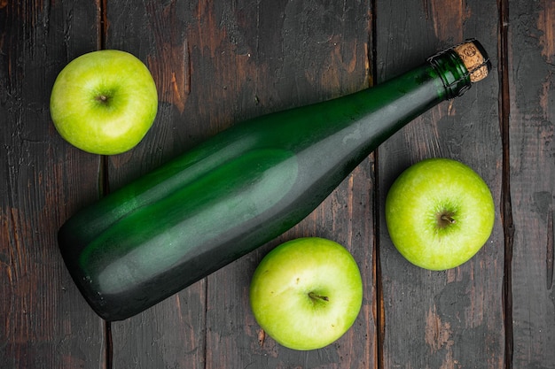 건강한 유기농 식품. 사과 사이다 식초 세트, 오래된 어두운 나무 테이블 배경, 평면도