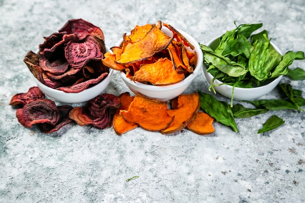 Alternativa di patatine fritte salutari - chips di verdure (radice di barbabietola, zucca, spinaci)