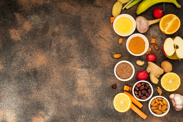 Prodotti sani per aumentare l'immunità. frutta e verdura per rafforzare il sistema immunitario. vista dall'alto copia spazio. oggetto a destra.