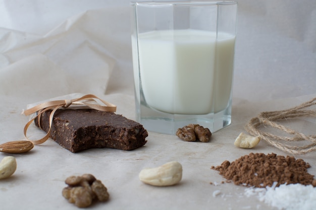 Deserti grezzi sane. concetto sano bar naturali dolci e utili.