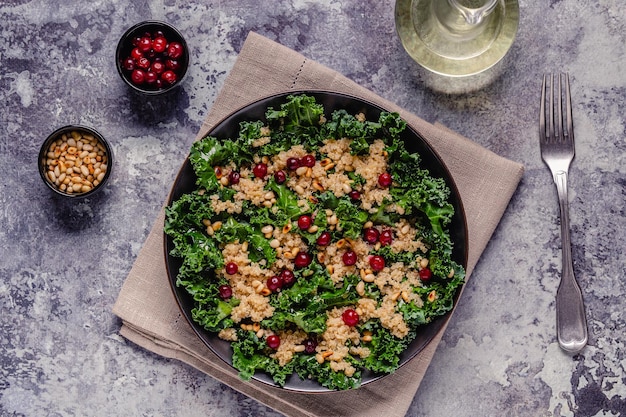 Insalata sana di cavolo crudo e quinoa con mirtillo rosso e pinoli