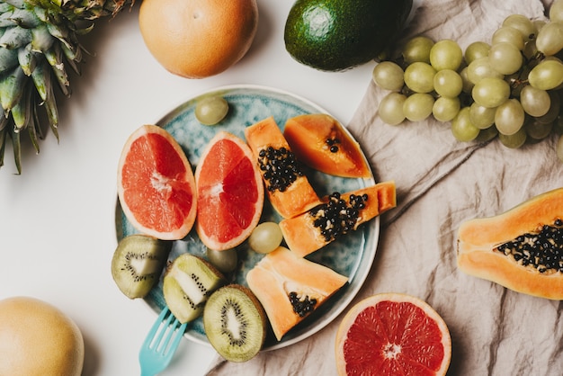 Foto cibo vegan crudo sano piatto-lay di frutta fresca e gustosa, verdure, verdure