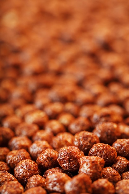 Vista dall'alto di palline di cioccolato per una sana colazione pronta