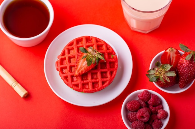 здоровые красные вафли с фруктами, медом и молоком на красном фоне с разными углами
