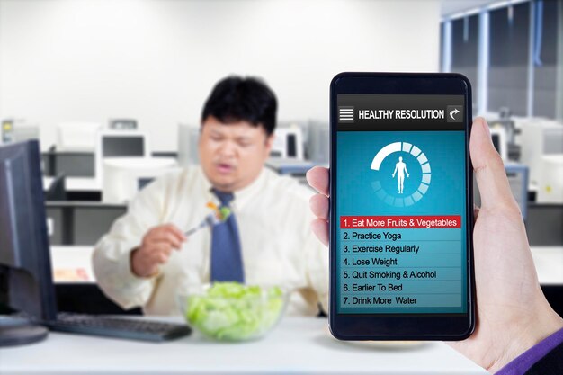 Photo healthy resolutions app and overweight worker