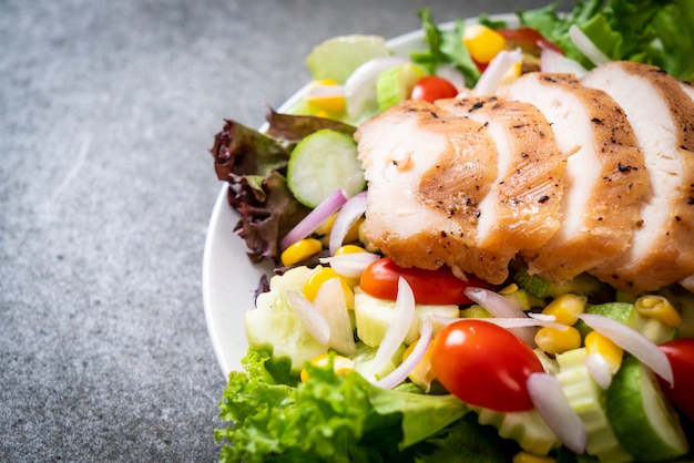Healthy salad bowl with chicken breast 