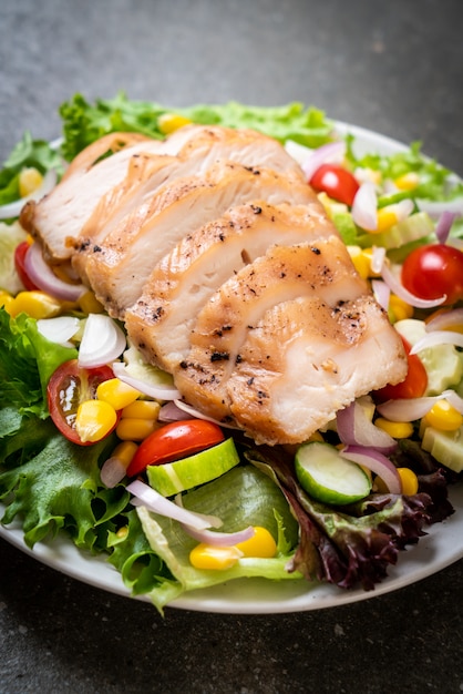 Healthy salad bowl with chicken breast 