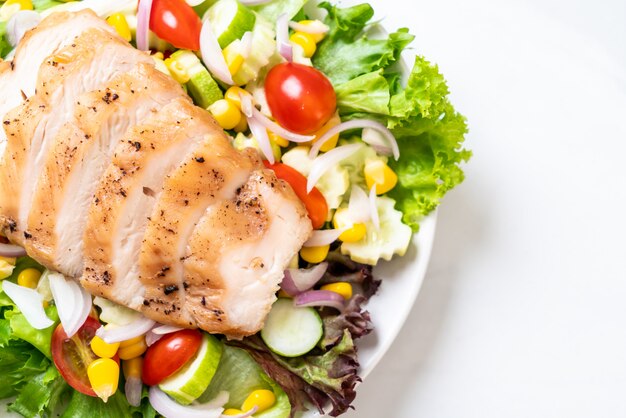 Healthy salad bowl with chicken breast 