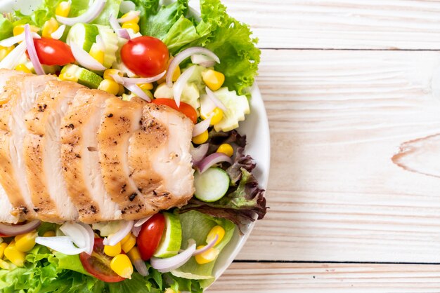 Healthy salad bowl with chicken breast 