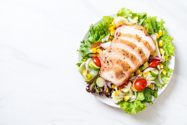 Healthy salad bowl with chicken breast 