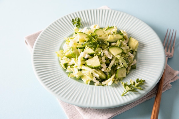 Полезный салат Детокс Весенний веганский салат с капустой, огурцом, зеленым луком и петрушкой