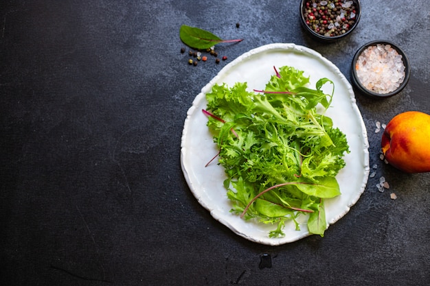 Фото Полезный салат листья микс салат микро зелень
