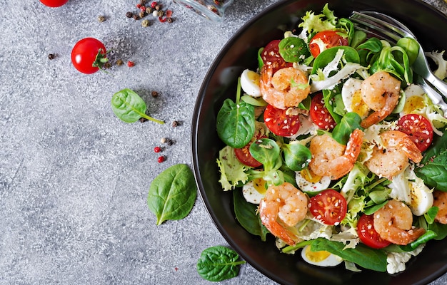 Здоровая салатница. Рецепт свежих морепродуктов. Жареные креветки с салатом из свежих овощей и яйцом. Креветки гриль.
