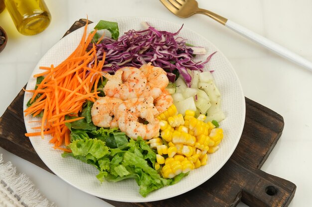 健康的なサラダ皿エビと新鮮な野菜サラダ