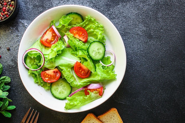 Insalata di pomodori sani, cetrioli, foglie di altri mix