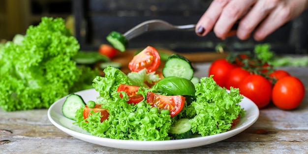Полезный салат из овощей с листьями микс