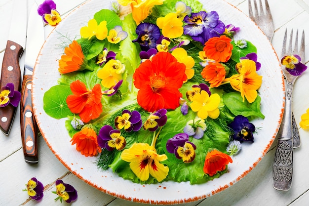 녹색 양상추와 식용 꽃을 곁들인 건강 샐러드. 꽃과 함께 신선한 여름 샐러드
