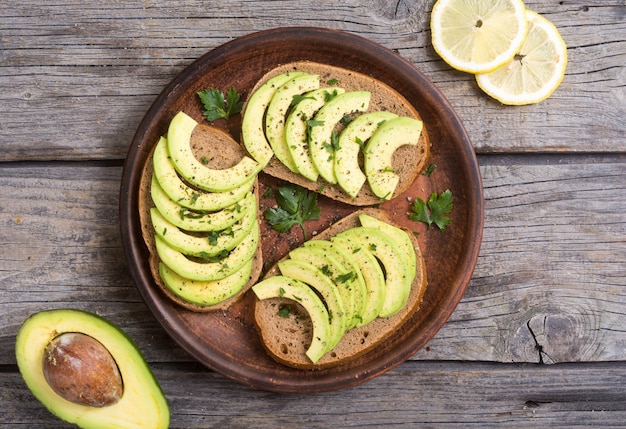 Photo healthy sandwich with bread and avocado top view