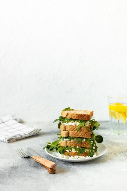 Foto panino sano con ricotta e rucola