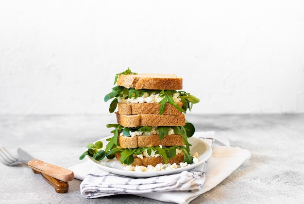 Healthy sandwich with ricotta and arugula