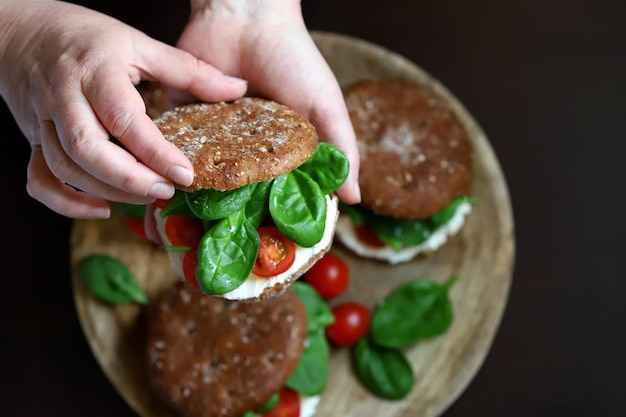 Panini sani con spinaci, pomodorini e formaggio bianco spuntino utile dieta keto