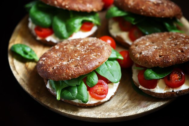 Panini sani con spinaci, pomodorini e formaggio bianco spuntino utile dieta keto