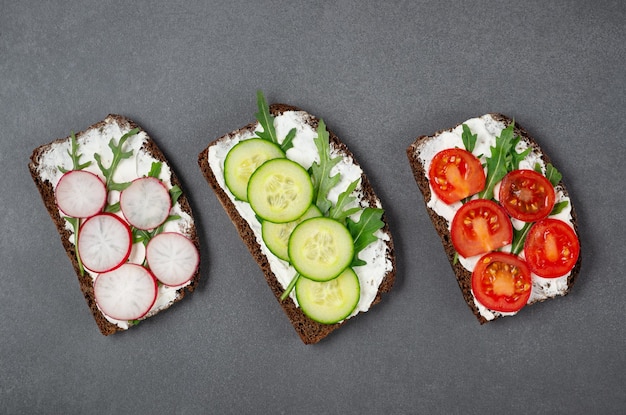 Panini sani con pomodoro bianco di rucola e cetriolo di ricotta